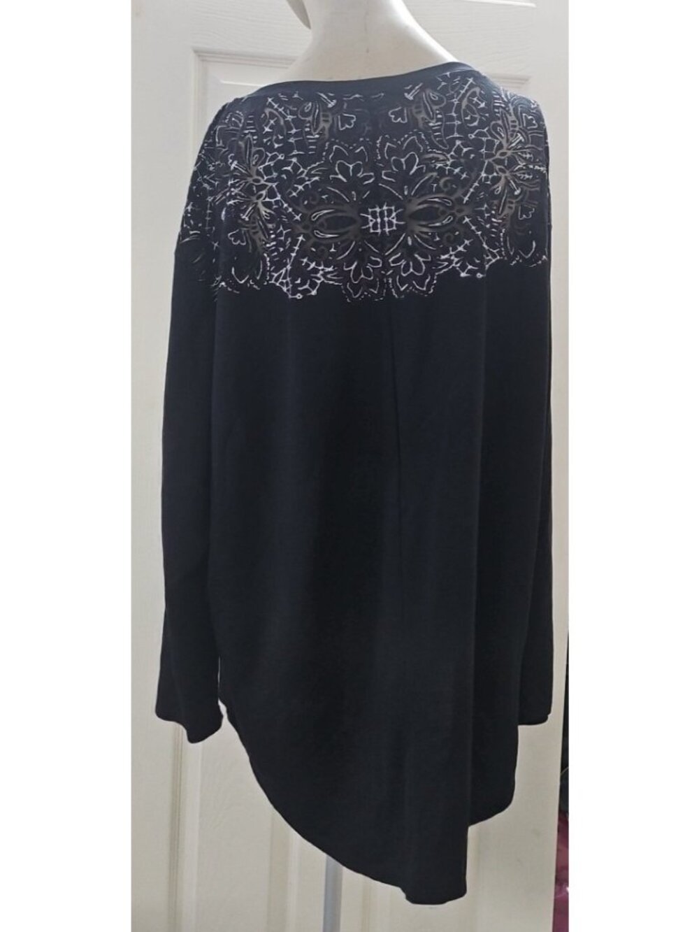 Ava & Viv Black Tunic Top Sheer Mesh Yoke Silver Foil Mandala Plus Size 2X - Picture 2 of 10